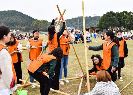 促進(jìn)團(tuán)隊(duì)之間配合的戶(hù)外團(tuán)建活動(dòng)：木人梯